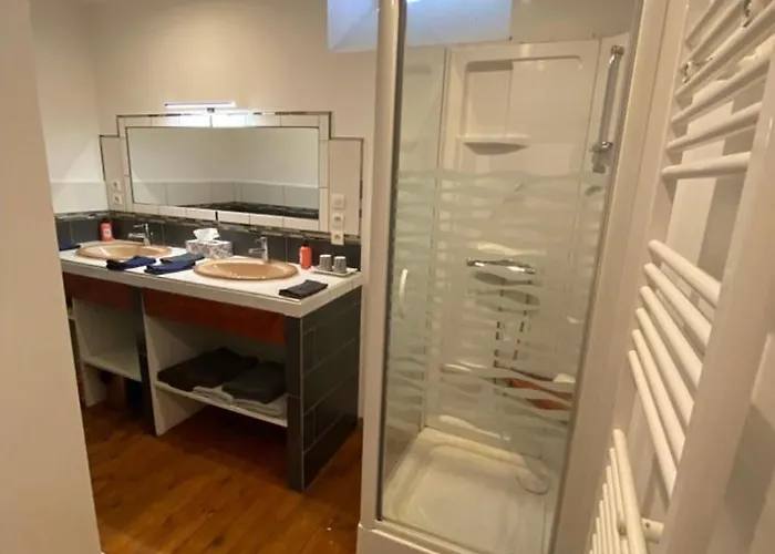 Maison A La Campagne Grande Cuisine Tous Equipes, Grand Salon , 3 Avec Lits Doubles, Salle De Bain Et Toilettes * Fournols